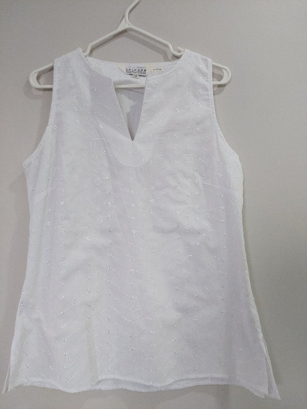 Uniform John Paul Richard Women's M Eyelet Embroidered blouse V-notch neckline